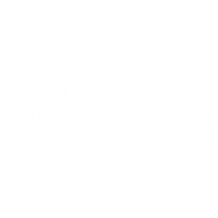 Logotipo blanco sobre fondo azul con texto "Manta Trust" y dos mantarrayas estilizadas, una grande y una pequeña.