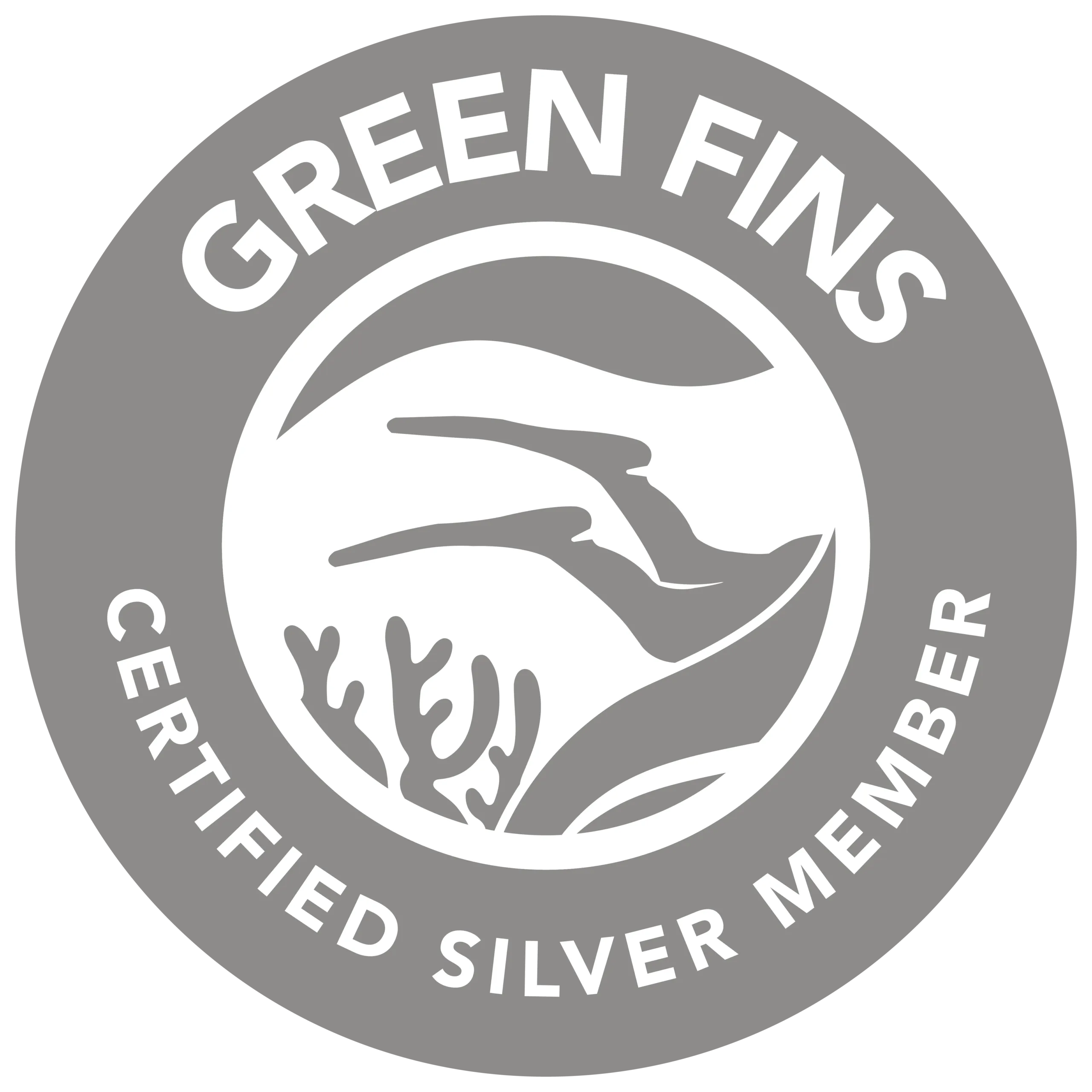 Sello circular gris que muestra a dos aletas de buceo sobre coral y dice "Green Fins Certified Silver Member", promocionando prácticas sostenibles en Nusa Penida.