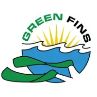 Logotipo circular con olas azules, sol amarillo naciente y dos aletas verdes, texto curvo "GREEN FINS" en la parte superior.