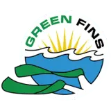 Logotipo circular con olas azules, sol amarillo naciente y la leyenda "GREEN FINS" en verde y negro, con dos cintas verdes superpuestas adelante.