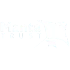 Logotipo blanco sobre fondo azul con texto "Manta Trust" y dos mantarrayas estilizadas, una grande y una pequeña.