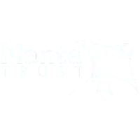 Logotipo blanco sobre fondo azul con las palabras "Manta Trust" y dos mantas raya estilizadas, una grande y otra pequeña.