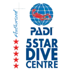 Logotipo vertical de PADI 5 Star Dive Centre con globo azul y figura roja de buceador, texto azul y cinco estrellas rojas junto a la palabra "Advanced".