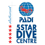 Logotipo vertical de PADI 5 Star Dive Centre: globo con buceador rojo, texto azul PADI y 5 STAR DIVE CENTRE, barra izquierda con cruz, palabra "Advanced" y cinco estrellas rojas.