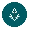Logo circular verde con borde blanco que muestra un ancla blanca centrada; texto sugerido para SEO: Nusa Penida.