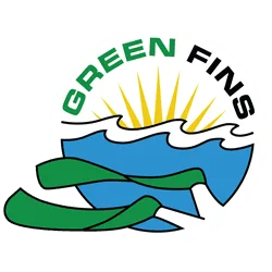 greeen-fin (1) Logotipo circular con olas azules, sol amarillo naciente y dos aletas verdes, texto curvo "GREEN FINS" en la parte superior.
