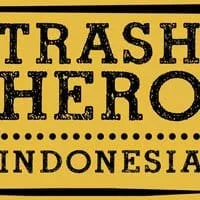 trash-hero Logotipo amarillo y negro que dice "Trash Hero Indonesia", promoviendo limpieza comunitaria en Nusa Penida.